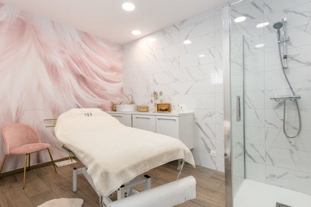 Installation d'une douche et d'un évier dans un salon de coiffure à Plabennec